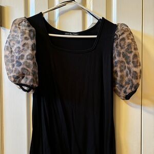 Kim & Cami Black T-shirt with sheer puffy leopard print sleeves
